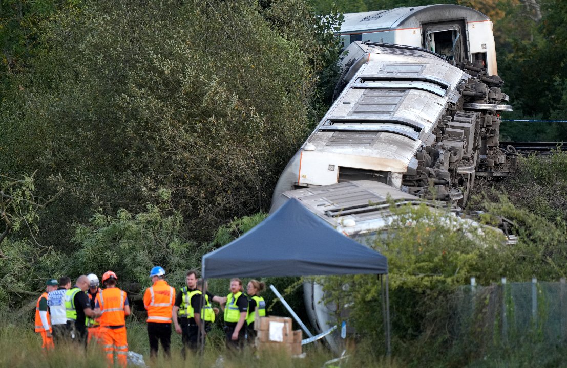 İngiltere'de yolcu treni raydan çıktı: 2'si ağır 11 yaralı