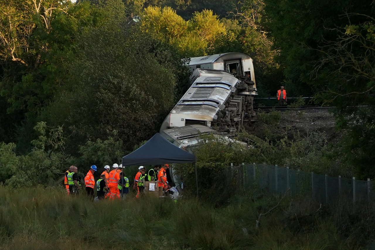 İngilterede yolcu treni raydan çıktı: 2si ağır 11 yaralı
