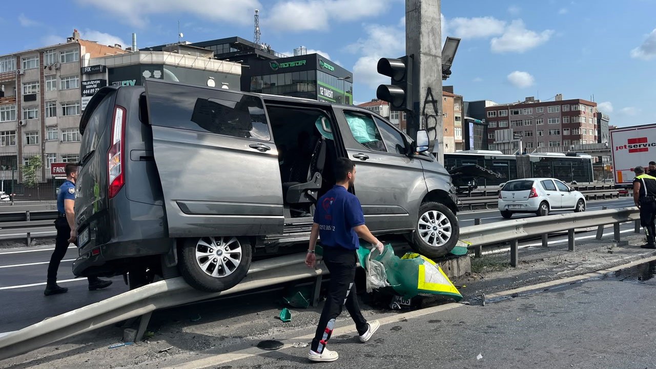 İstanbul'da can pazarı! Öğrencileri taşıyan araç kaza yaptı, çok sayıda çocuk yaralandı