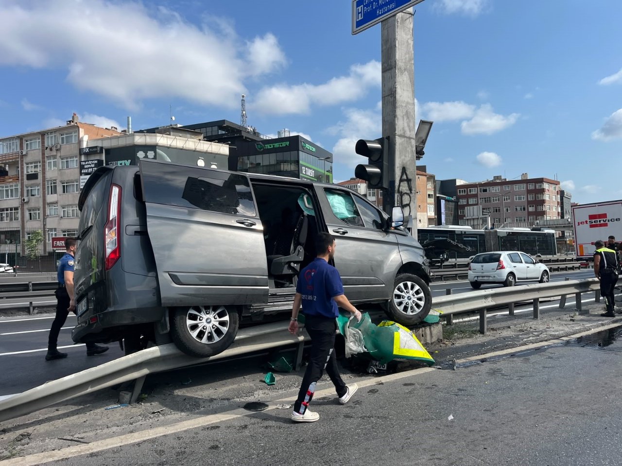 Küçükçekmece korkutan kaza! Önce bariyerlere sonra direğe çarptı, 12 çocuk ve şoför yaralandı