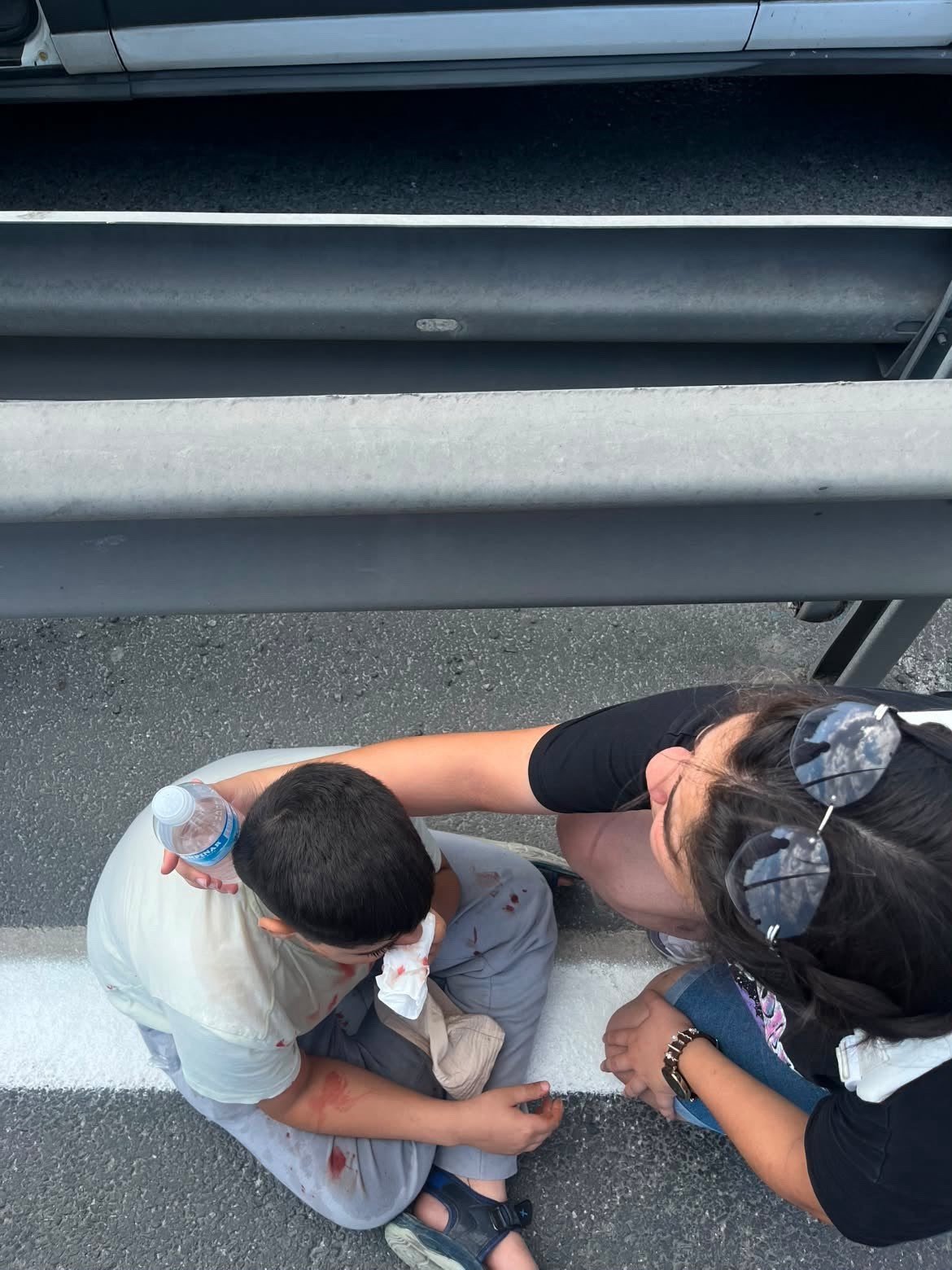 Küçükçekmece korkutan kaza! Önce bariyerlere sonra direğe çarptı, 12 çocuk ve şoför yaralandı