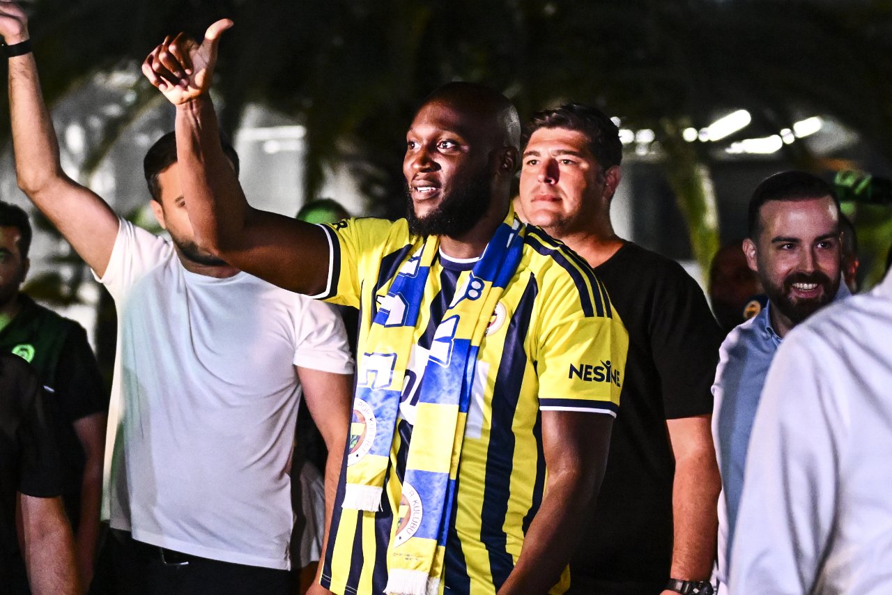 Fenerbahçe'nin 1+1 yıllığına kadrosuna kattığı Belçikalı santrfor Romelu Lukaku, İstanbul'a geldi.