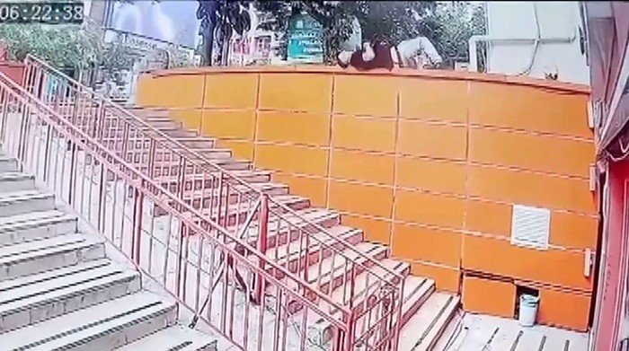 Saniyeler içinde kanlar içinde kaldı! Isparta’da korkutan olay: Duvara yaslanan adam beton zemine düştü