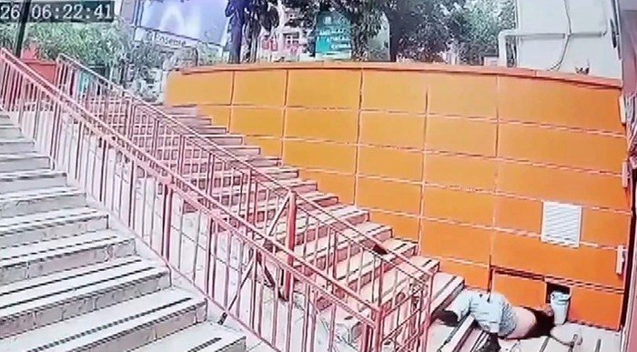 Saniyeler içinde kanlar içinde kaldı! Isparta’da korkutan olay: Duvara yaslanan adam beton zemine düştü