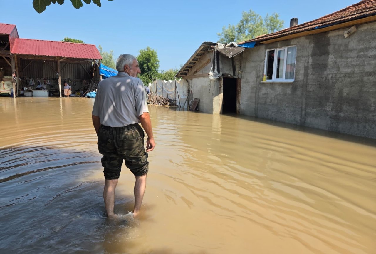 Sel bir ilçeyi esir aldı! Yüzlerce tarım arazi, ev, bahçe sular altında! Meteoroloji’nin sarı kodla uyardığı Çarşamba’da felaketin izleri