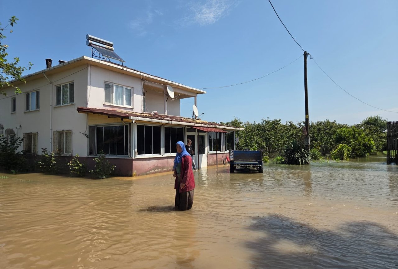 Sel bir ilçeyi esir aldı! Yüzlerce tarım arazi, ev, bahçe sular altında! Meteoroloji’nin sarı kodla uyardığı Çarşamba’da felaketin izleri