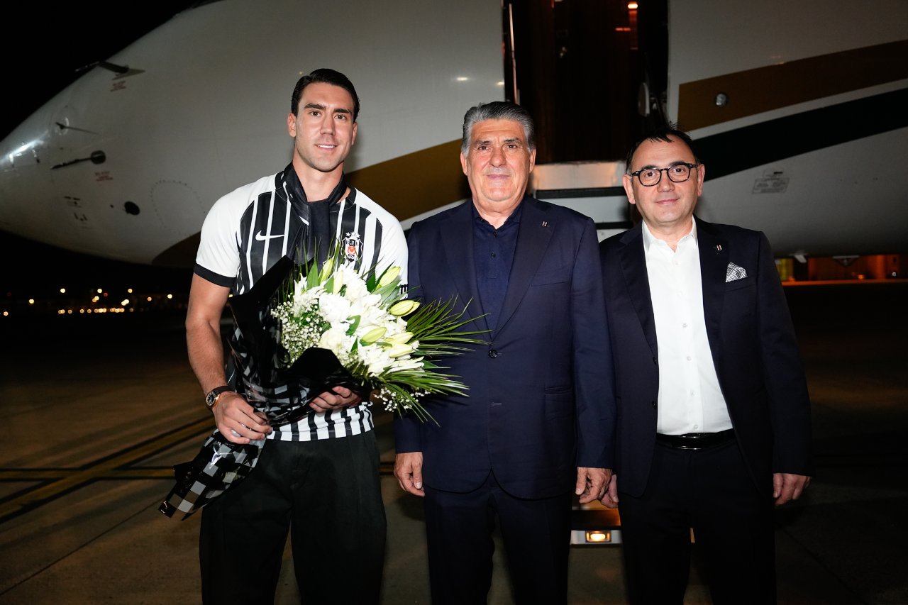 Serdal Adalı, yeni transfer Dusan Vlahovic'le birlikte özel uçakla İstanbul'a geldi.