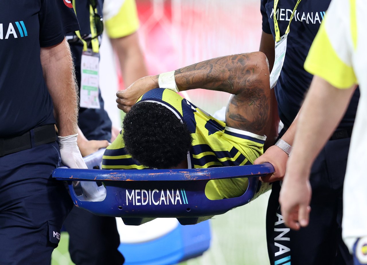 Jayden Oosterwolde, Sturm Graz karşılaşmasında sahayı sedyeyle terk etti.