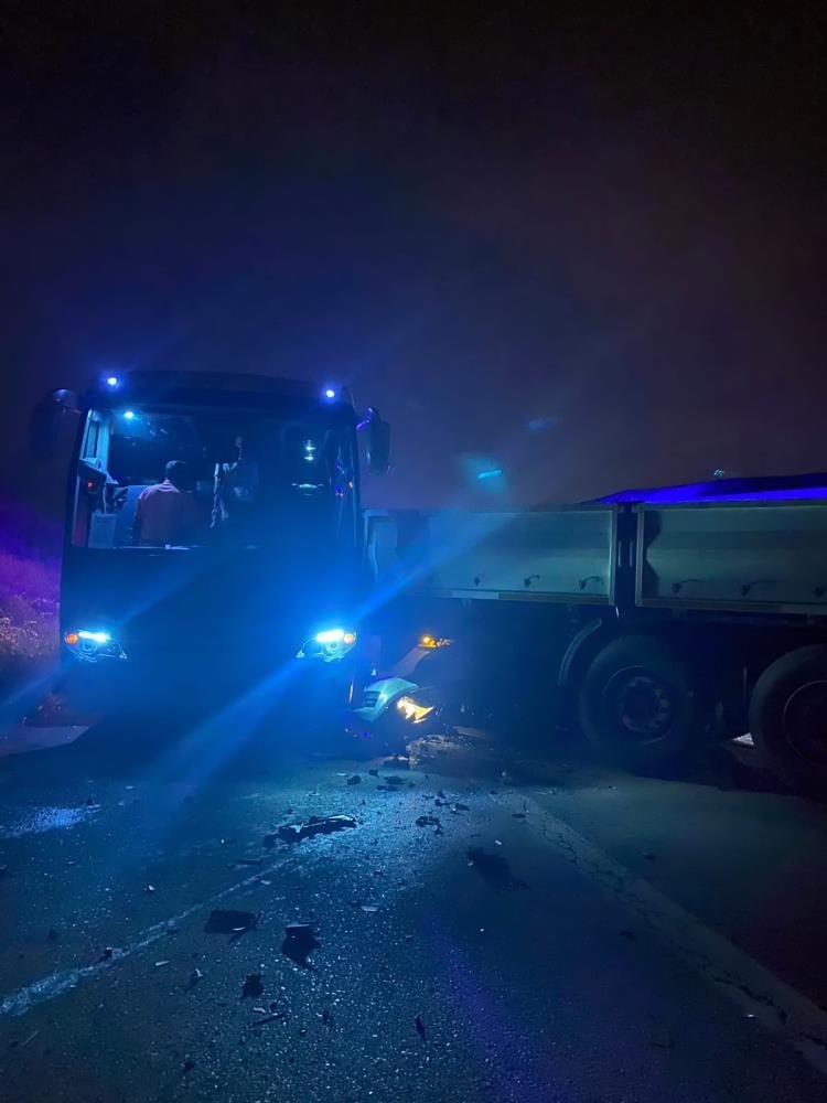 Yolcu otobüsü ve otomobil, tıra çarptı! Ölü ve yaralılar var