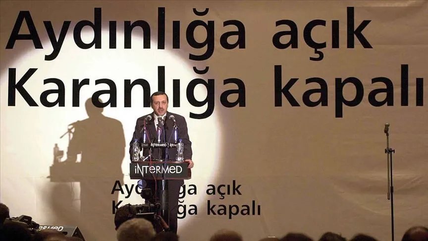 AK Parti, 2001 yılında "Aydınlığa açık karanlığa kapalı" sloganını kullanmıştı.