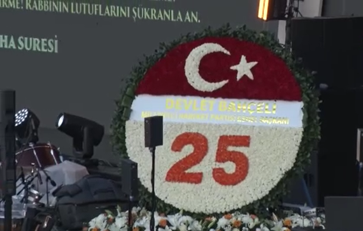 Bahçeli'den AK Parti'ye 25. yıl hediyesi! Miting alanına gönderdi