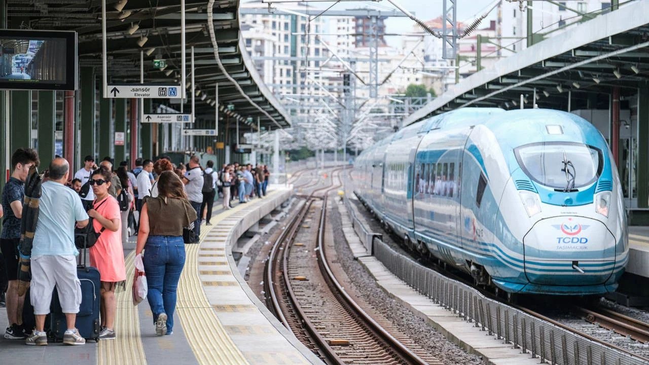 Bakan Uraloğlu duyurdu: Türkiye'de son 24 yılda 2 bin 251 kilometre hızlı tren hattı inşa edildi