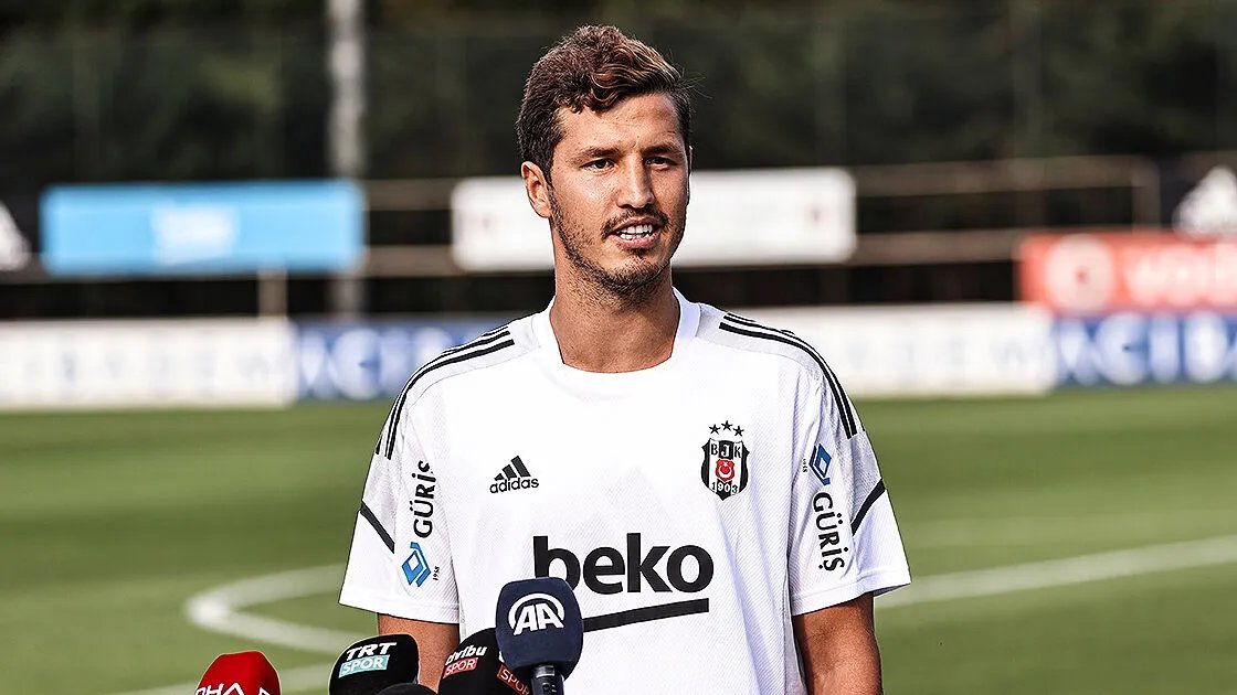 Salih Uçan, Beşiktaş formasıyla 136 maça çıktı ve 10 gol, 18 asistlik performans sergiledi.