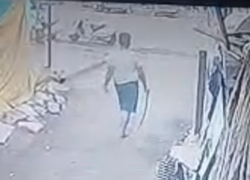 Bir elinde bıçak bir elinde kılıç... O görüntüler polisi alarma geçirdi, yakalanınca yaptıkları ise şaşırttı