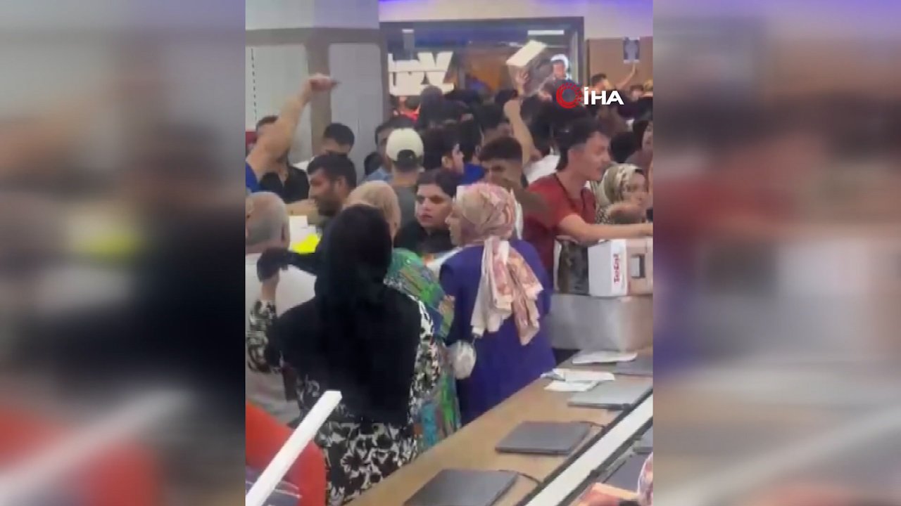 Diyarbakır'da açılış izdihamı kamerada! Kepenkler kalkmadan içeri daldılar