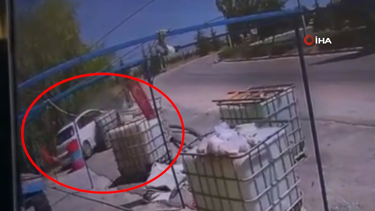 Eskişehir'de virajı alamayan otomobil dükkana daldı! O anlar kamerada
