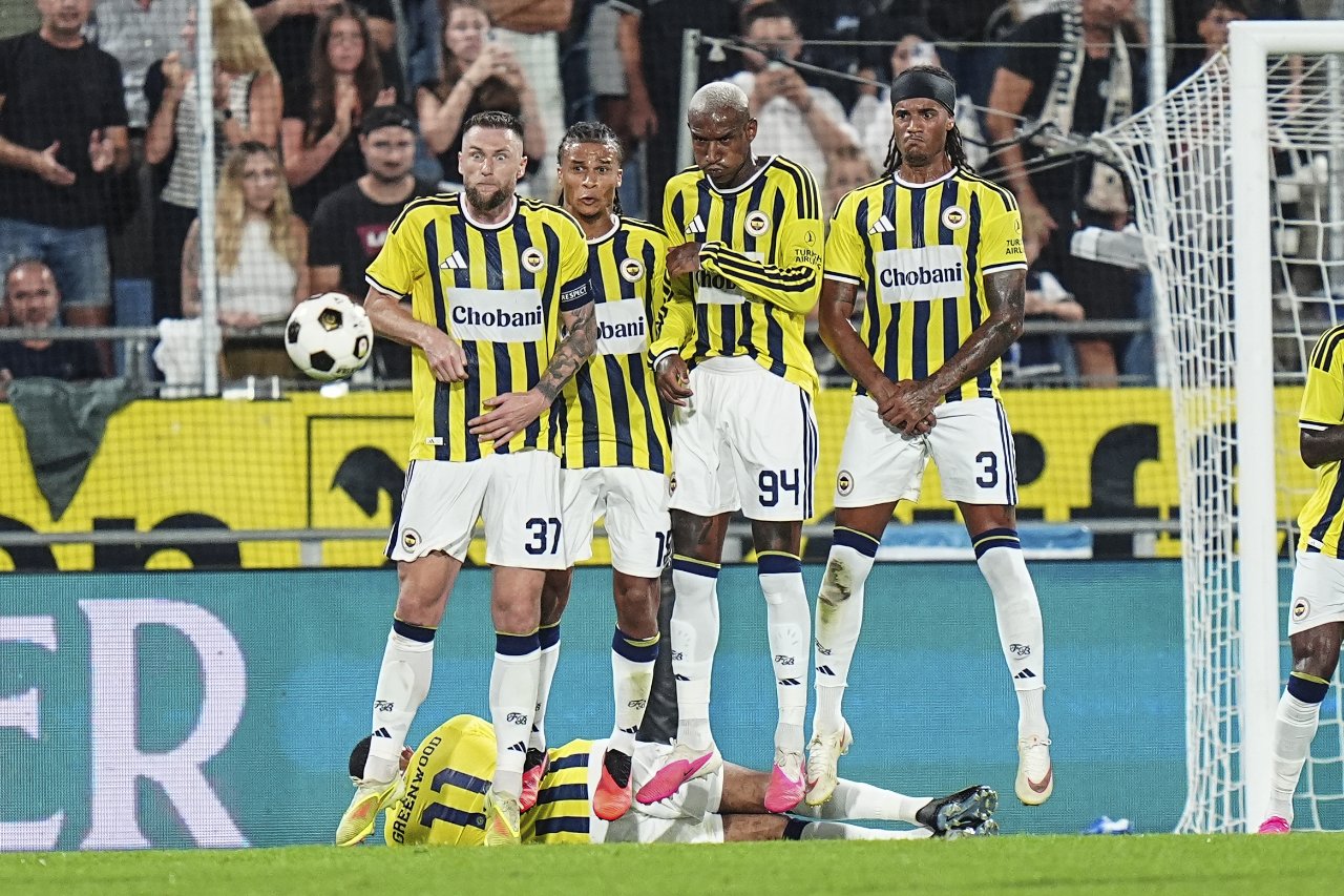 Bu sezon 4 resmi maçta 3 galibiyet ve 1 beraberlik yaşayan Fenerbahçe, Süper Lig'e de 3 puanla başlamayı hedefliyor.