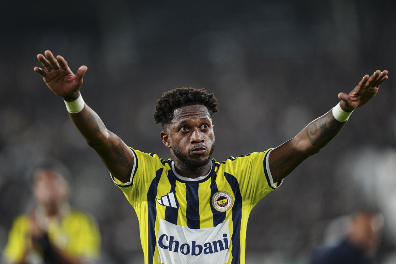 Fred, Strum Graz maçı sonrası Fenerbahçe tribünlerini selamladı.