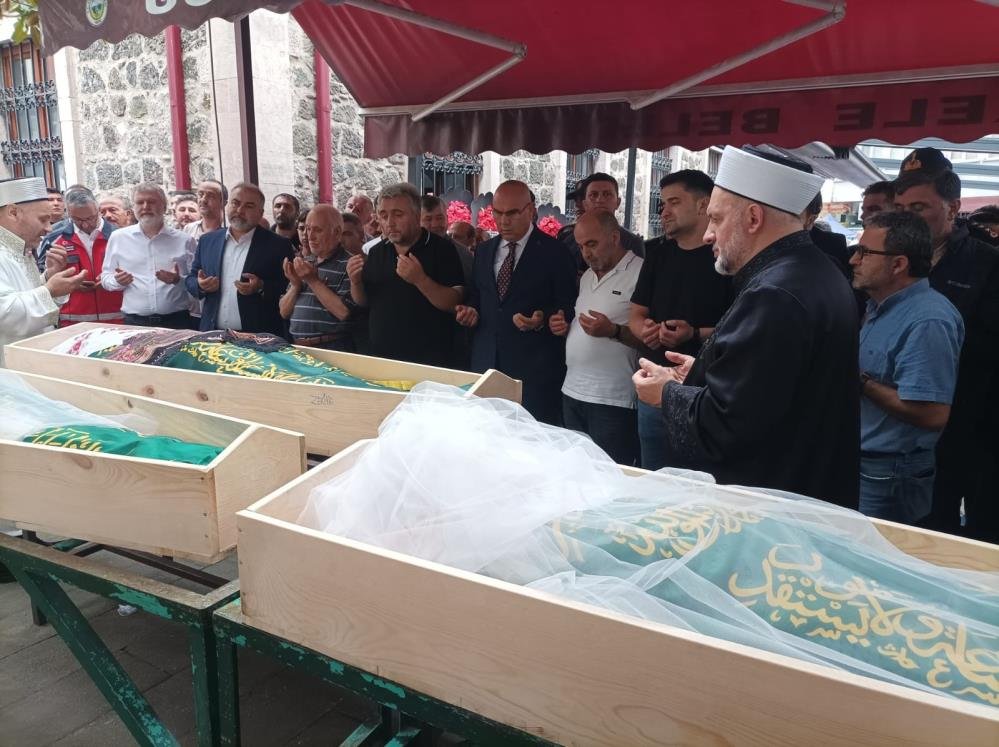 Giresunda sele kapılan anne ve kızlarının cenazeleri toprağa verildi