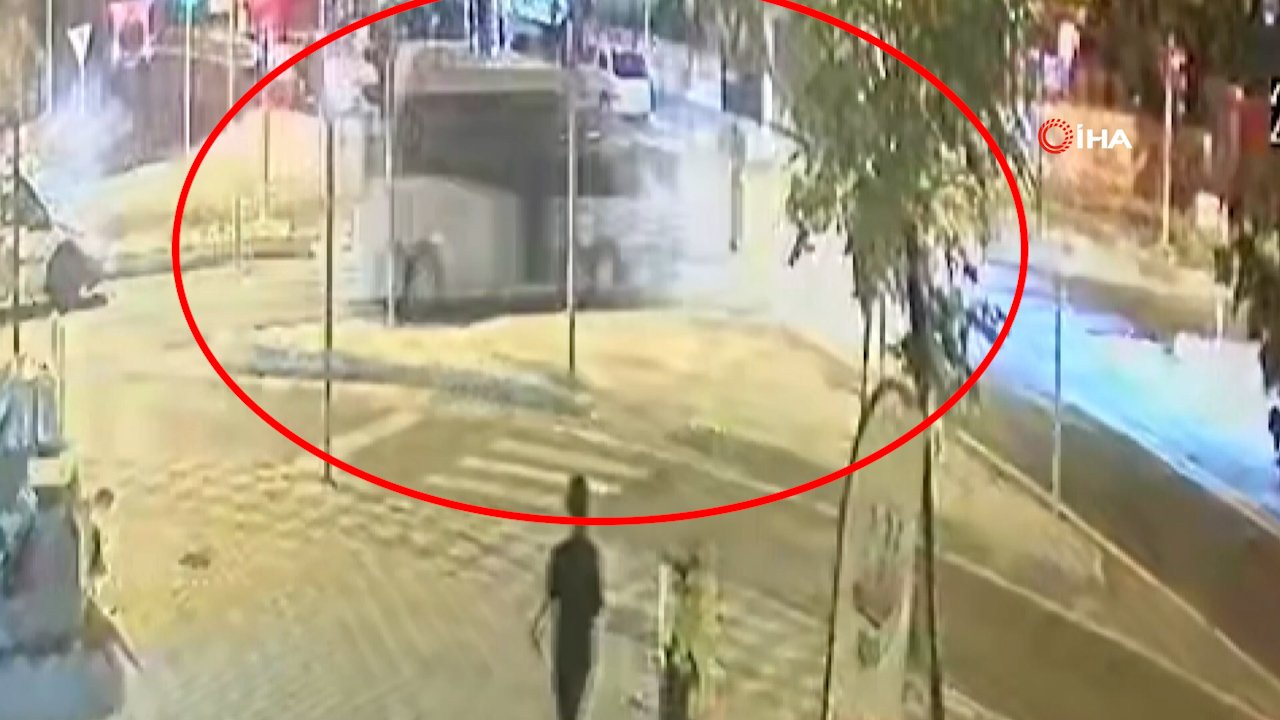 Kırmızı ışık ihlali kazayla bitti! Motosikletin minibüse çarpma anı kamerada