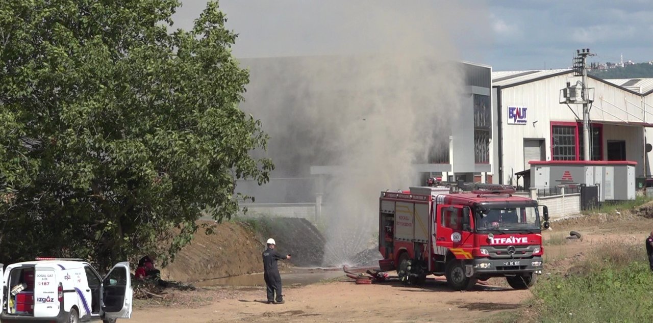 Kocaeli'de doğal gaz borusu delindi! Gaz metrelerce havaya yükseldi