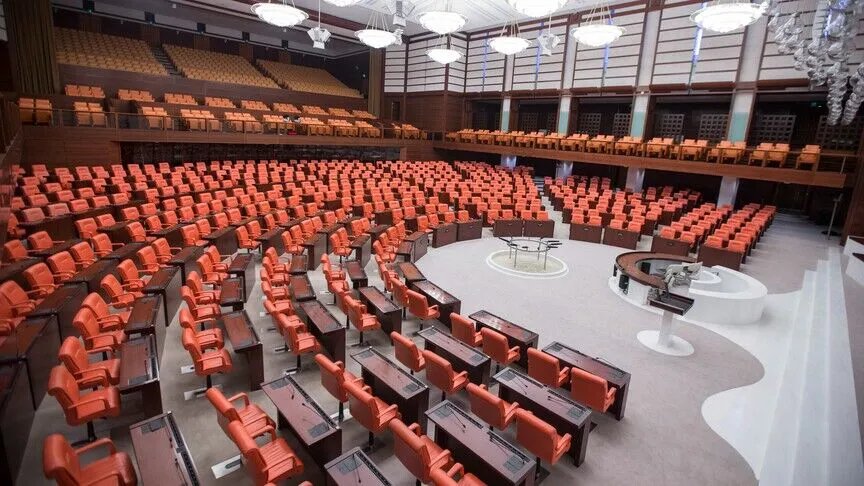 Meclis'te sandalye dağılımı değişti! İşte partilerin yeni milletvekili sayıları... Aradaki fark dikkat çekti