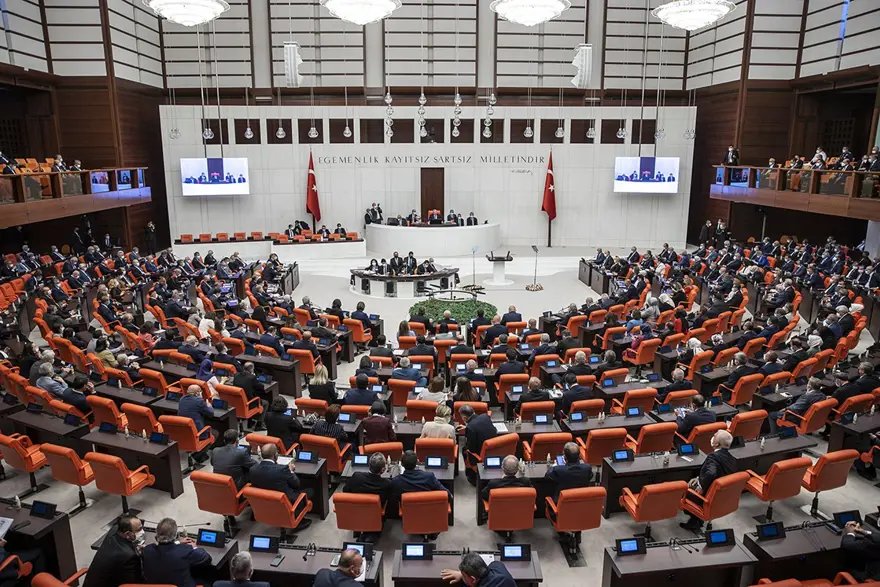 Meclis'te sandalye dağılımı değişti! İşte partilerin yeni milletvekili sayıları... Aradaki fark dikkat çekti
