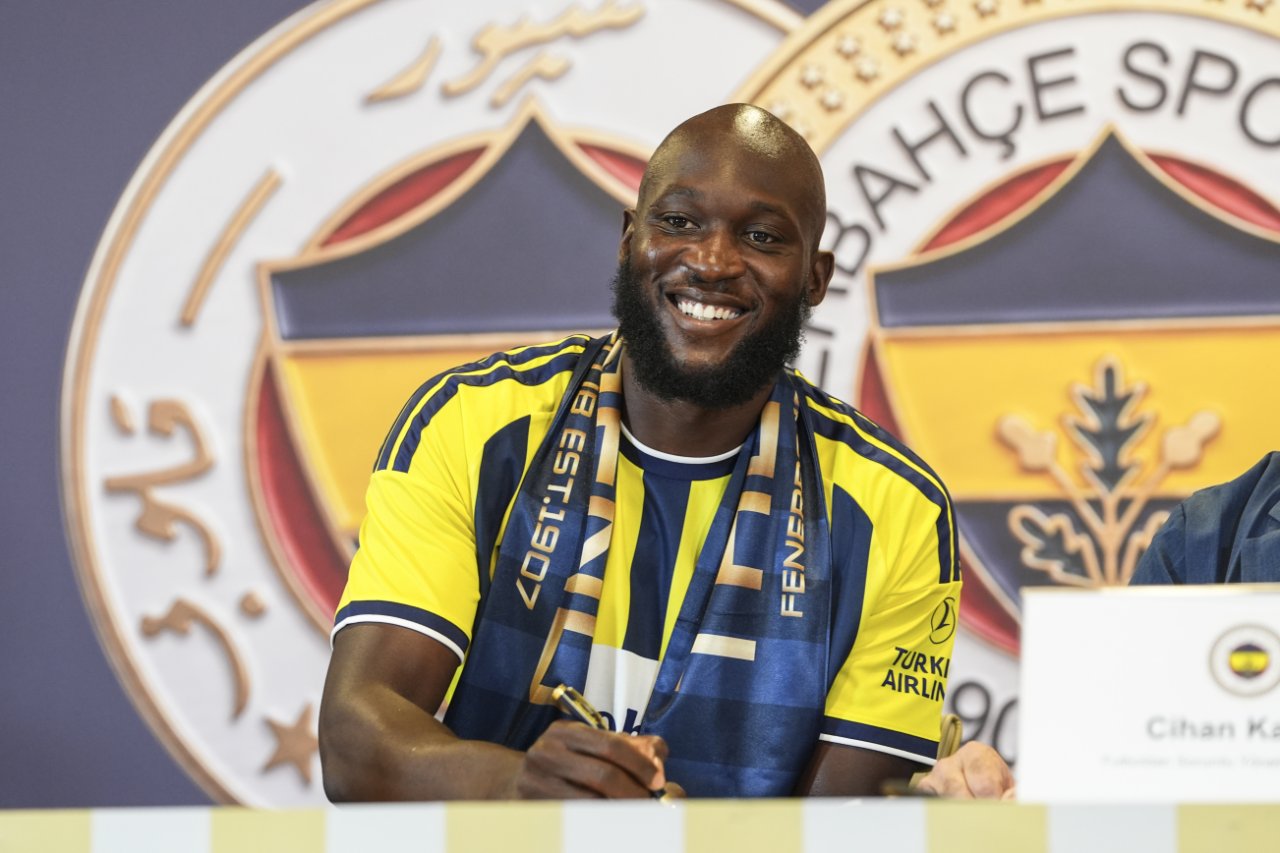 Fenerbahçe Kulübü, 1+1 yıllığına kadrosuna kattığı Romelu Lukaku için Chobani Stadı'nda imza töreni düzenledi.