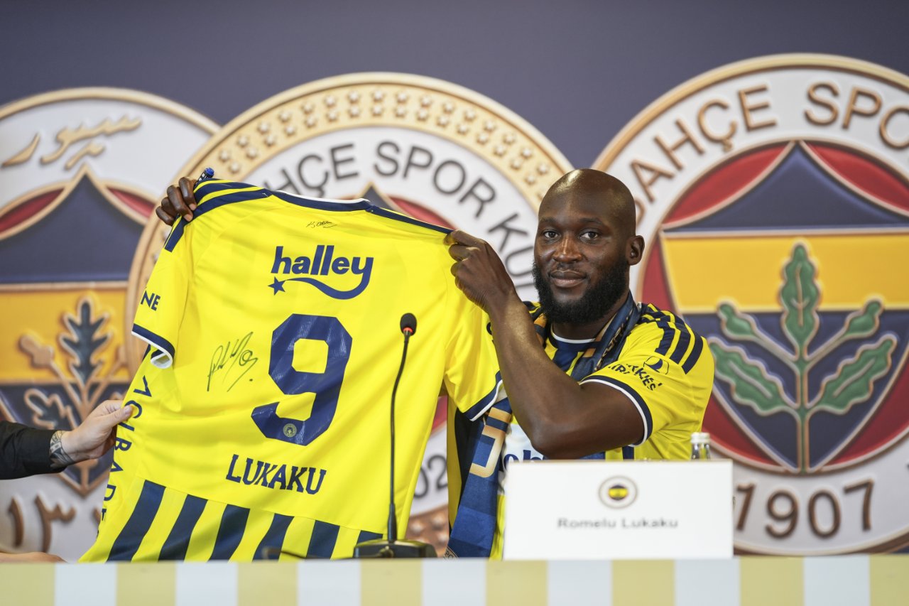 Belçşkalı santrfor, Fenerbahçe'de 9 numaralı formayı giyecek.