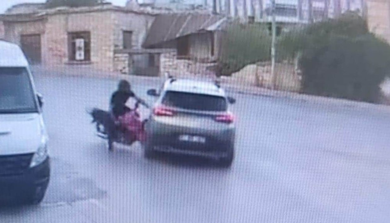 Sabıkalı kavşakta yine kaza! Otomobilin çarptığı motosikletli hastanelik oldu