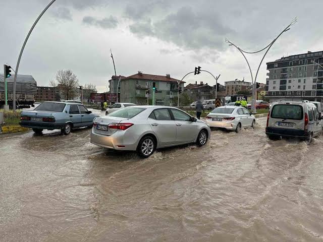 Sıcaklıklar düşecek, kuvvetli yağış gelecek! Meteoroloji uyardı