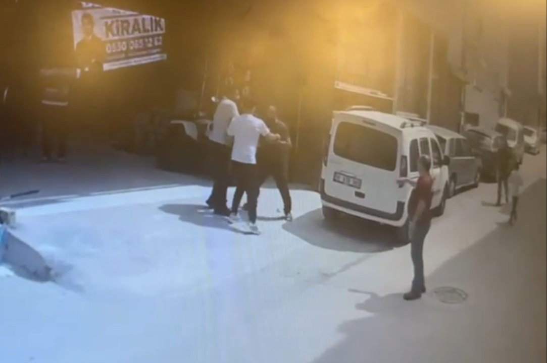 Sokak savaş alanına döndü! Bıçaklı akraba kavgası saniye saniye kaydedildi