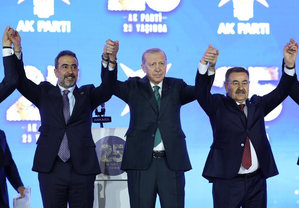 Üç milletvekili ve 7 belediye başkanı daha AK Parti'ye katıldı! Rozetlerini Cumhurbaşkanı Erdoğan taktı