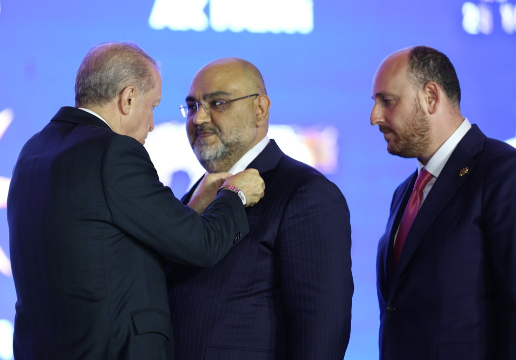 Üç milletvekili ve 7 belediye başkanı daha AK Parti'ye katıldı! Rozetlerini Cumhurbaşkanı Erdoğan taktı