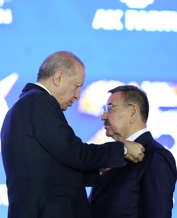 Üç milletvekili ve 7 belediye başkanı daha AK Parti'ye katıldı! Rozetlerini Cumhurbaşkanı Erdoğan taktı