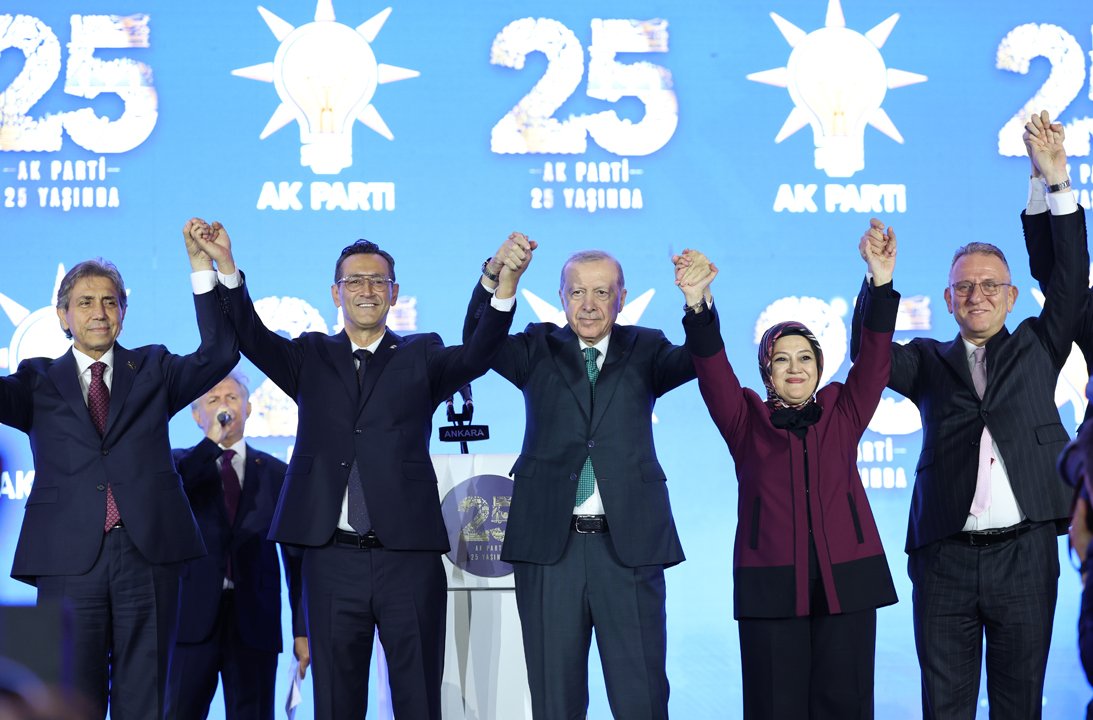 Üç milletvekili ve 7 belediye başkanı daha AK Parti'ye katıldı! Rozetlerini Cumhurbaşkanı Erdoğan taktı