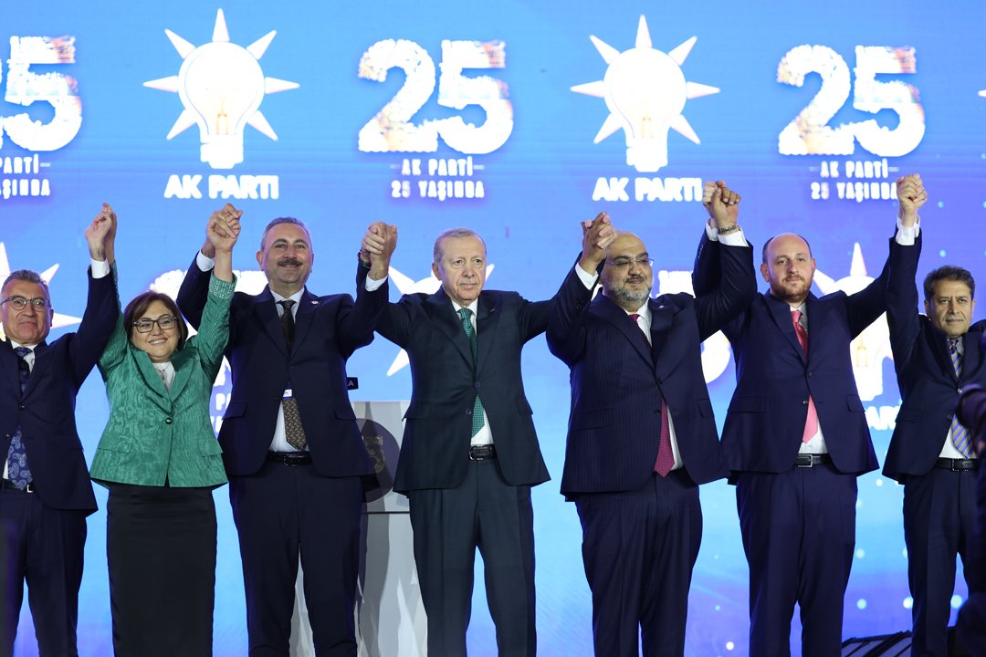 Üç milletvekili ve 7 belediye başkanı daha AK Parti'ye katıldı! Rozetlerini Cumhurbaşkanı Erdoğan taktı
