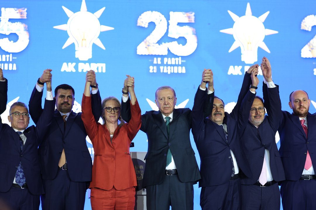 Üç milletvekili ve 7 belediye başkanı daha AK Parti'ye katıldı! Rozetlerini Cumhurbaşkanı Erdoğan taktı