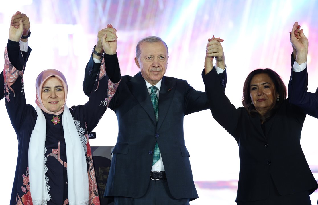 Üç milletvekili ve 7 belediye başkanı daha AK Parti'ye katıldı! Rozetlerini Cumhurbaşkanı Erdoğan taktı