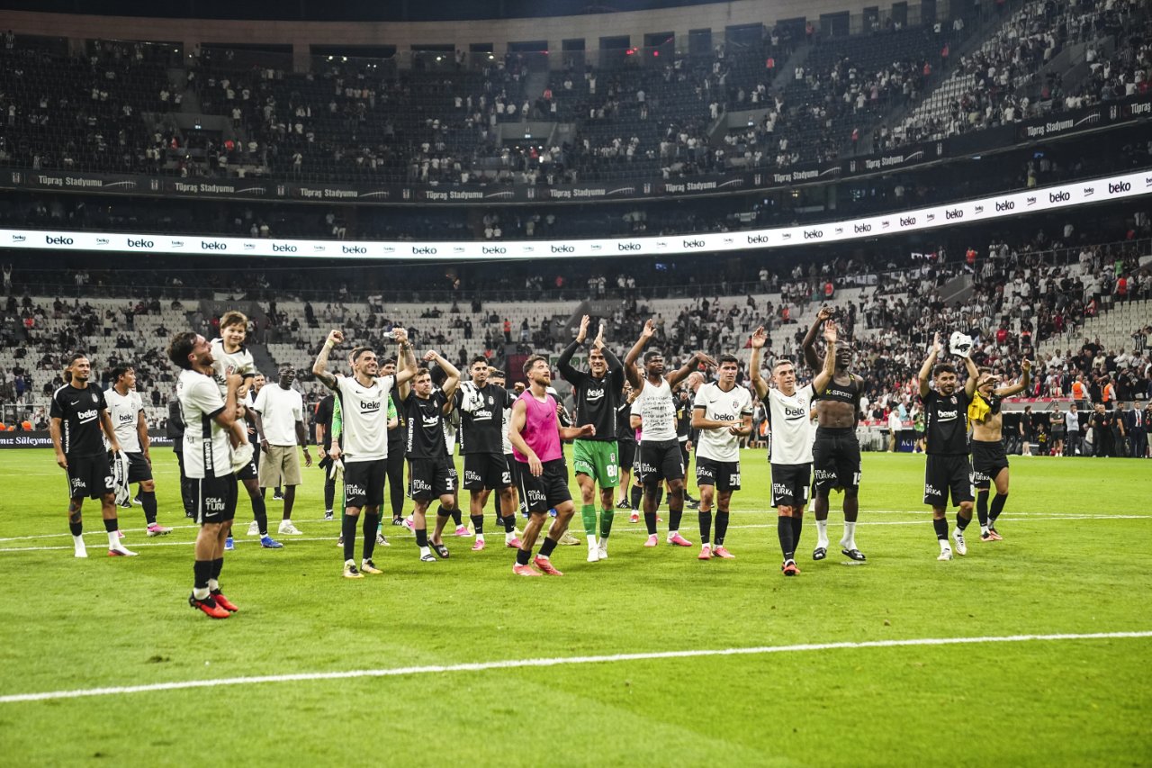 Beşiktaş ile Hradec Kralove, Tüpraş Stadyumu'nda karşılaştı. 1-0 kazanan siyah-beyazlılar, maç sonu büyük sevinç yaşadı.