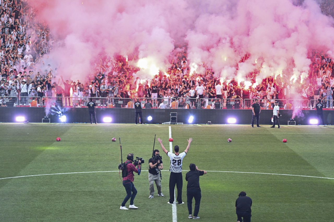Beşiktaş, 3 yıllığına kadrosuna kattığı Dusan Vlahovic için imza töreni gerçekleştirdi.