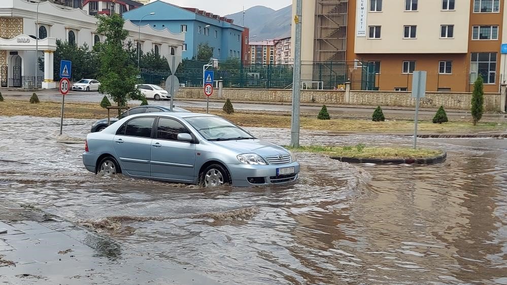 Bu kez Balkanlardan geliyor! Meteoroloji ve AKOM uyardı: Kuvvetli yağış ve fırtına geliyor!