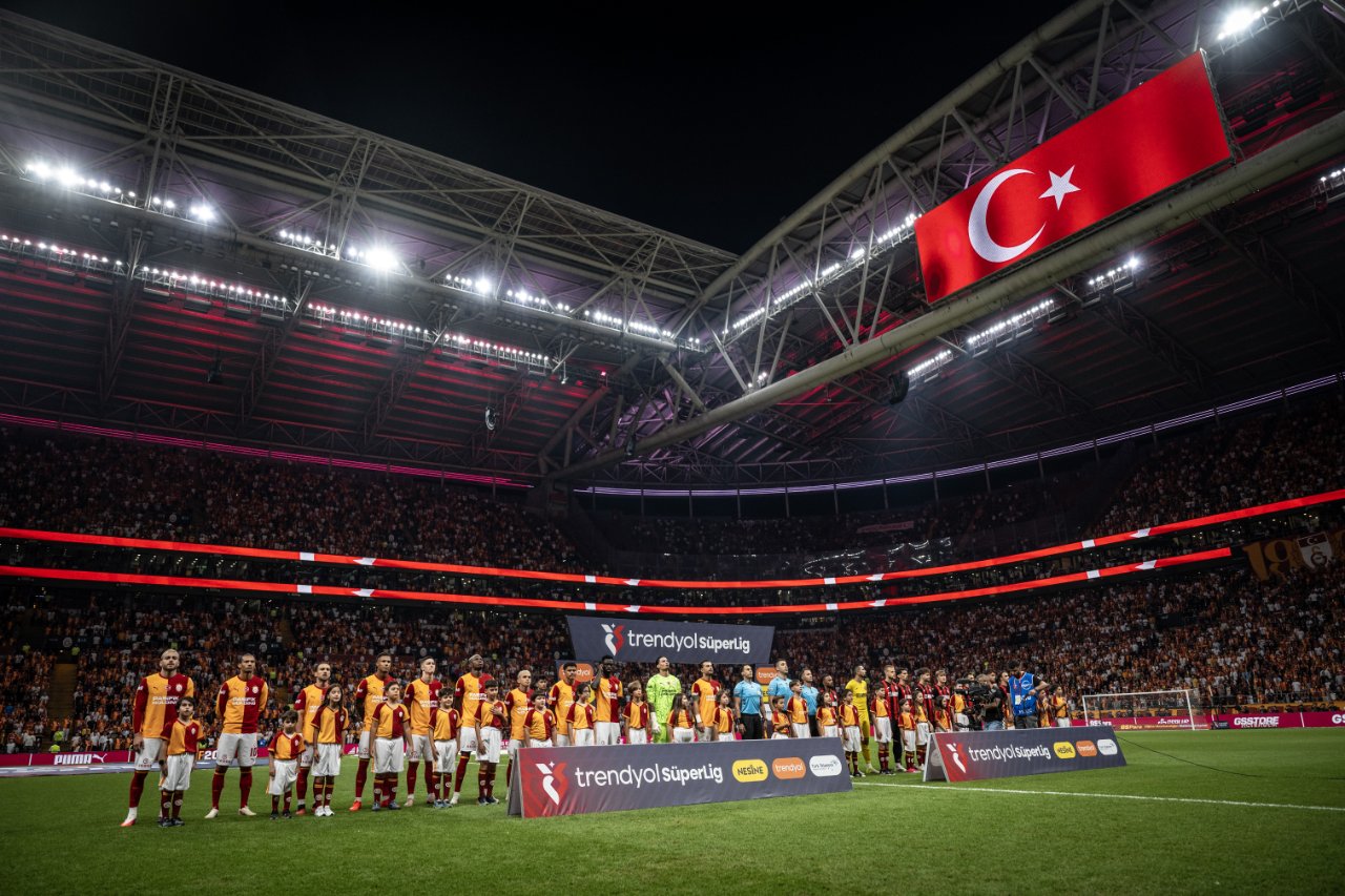Sezonun ilk maçı olmasına rağmen tribünlerden Dursun Özbek yönetimine tepki yükseldi.