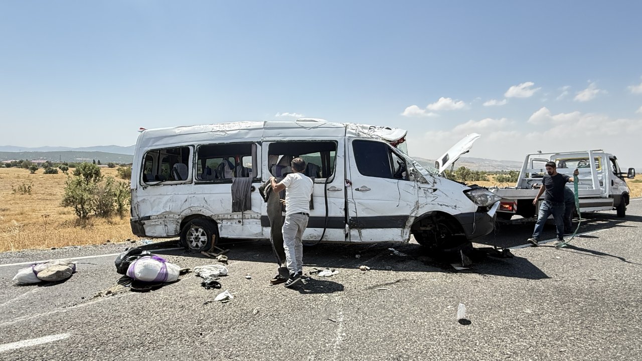 Diyarbakırda minibüs devrildi! 3 kişi öldü, çok sayıda yaralı var