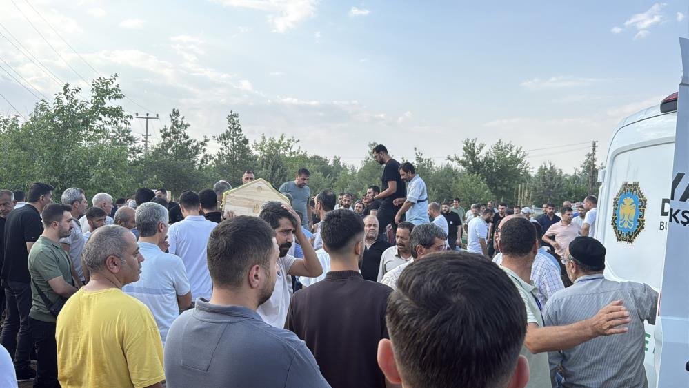 En acı veda! 5’i kardeş 7 kişi yan yana toprağa verildi