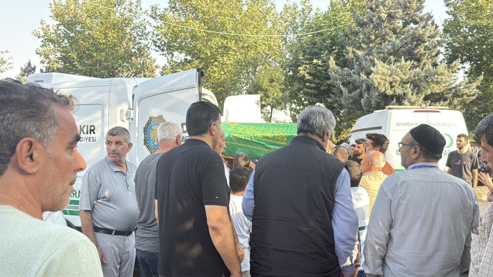 En acı veda! 5’i kardeş 7 kişi yan yana toprağa verildi
