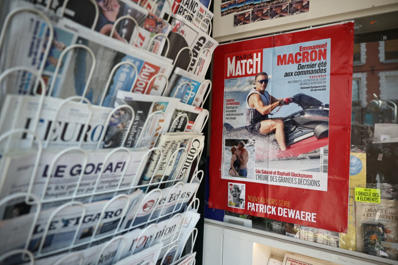 Fransa alevler içinde, Macron tatilde! Jet ski fotoğrafları olay oldu