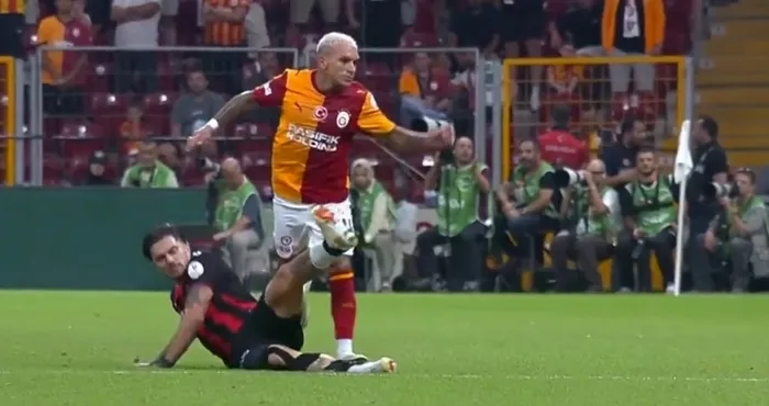 Galatasaray maçının hakem kararlarına nokta koydular: “Hiç şüphe yok kırmızı kart”