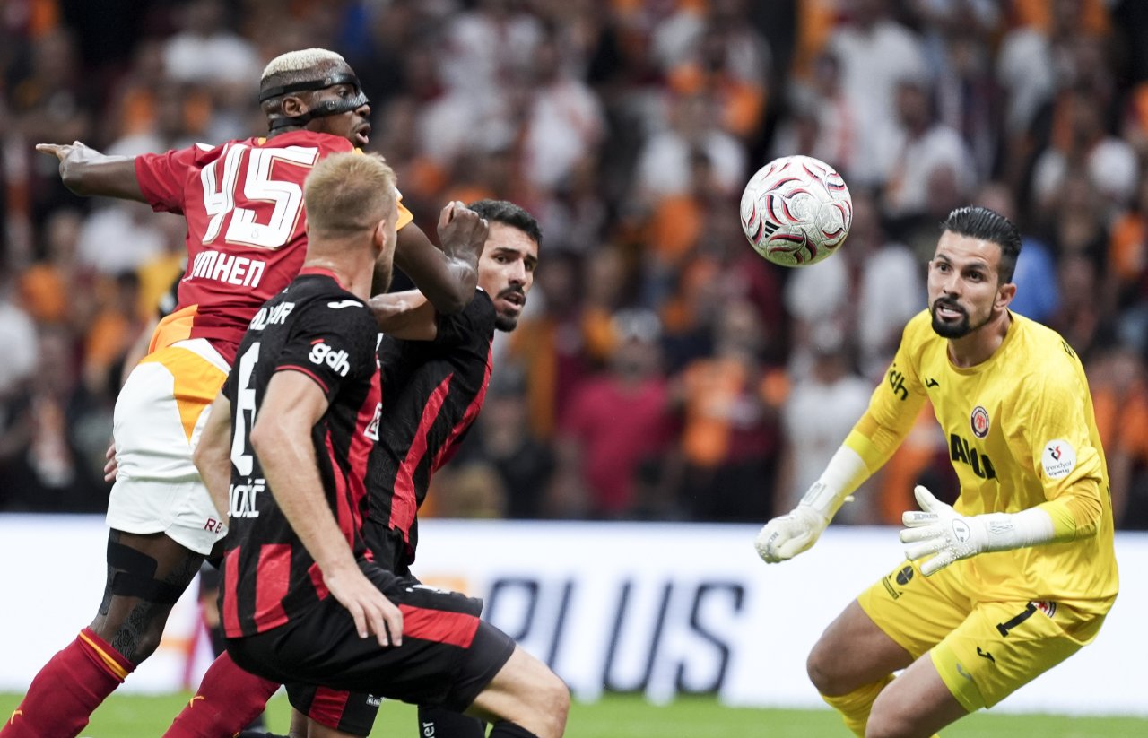 Galatasaray'a bir puanı getiren 2 golü de Victor Osimhen kaydetti.