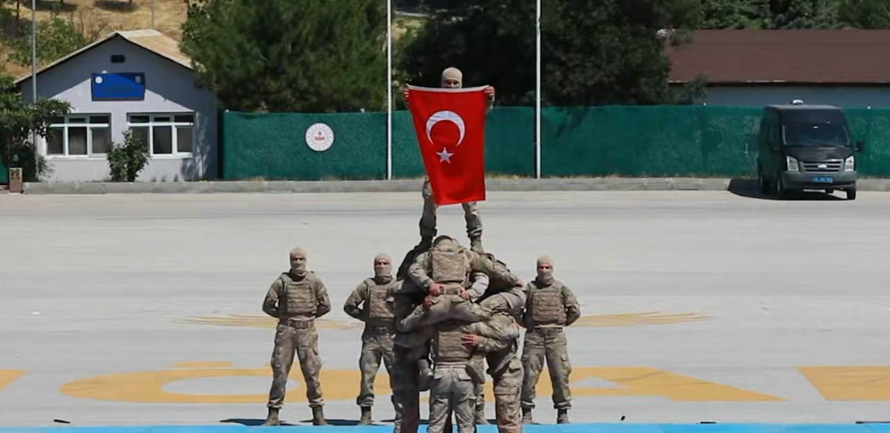JÖAK'ın eğitimi nefes kesti! Yakın dövüş eğitimlerinin görüntüleri paylaşıldı